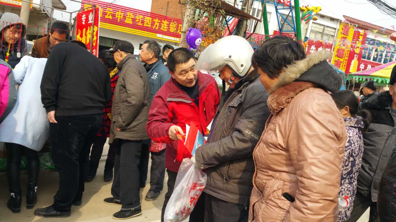 业务经理正在想购肥的老乡介绍草莓色版APP在线观看复合肥产品