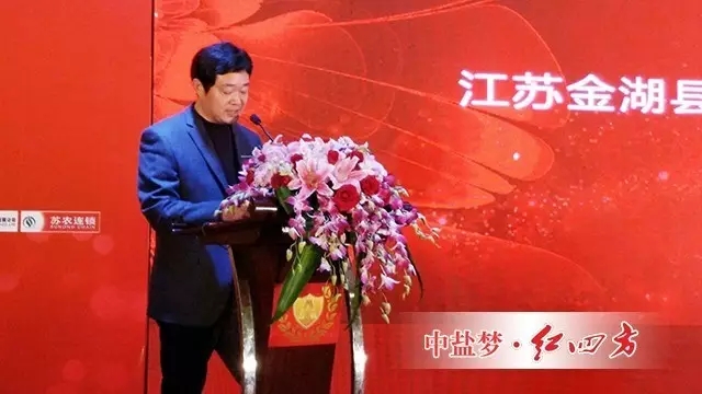 作为晚会主角，全国百佳经销商代表在颁奖仪式上收获满堂喝彩，赢得阵阵掌声。